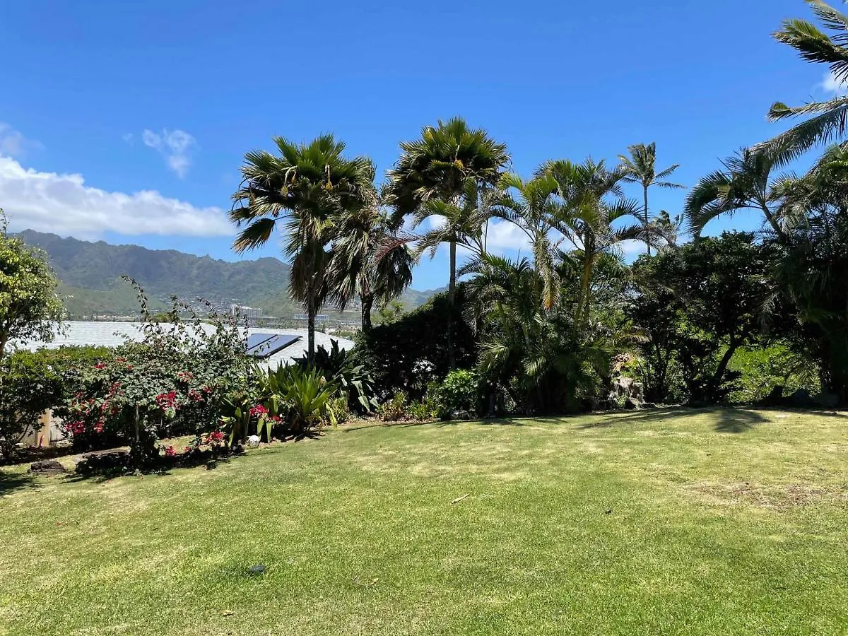 Home With Sweeping Views, Pool & Yard Honolulu USA